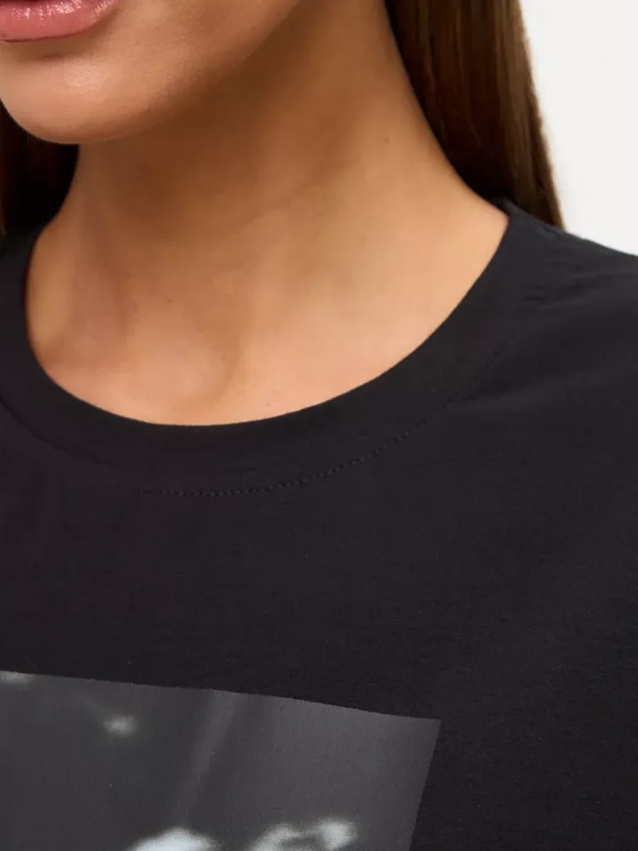 Реальное фото Футболка DEN.VER женская (кулирка) оверсайз, принт 2 ромашки черная ФМ-1-003 от магазина Спортев