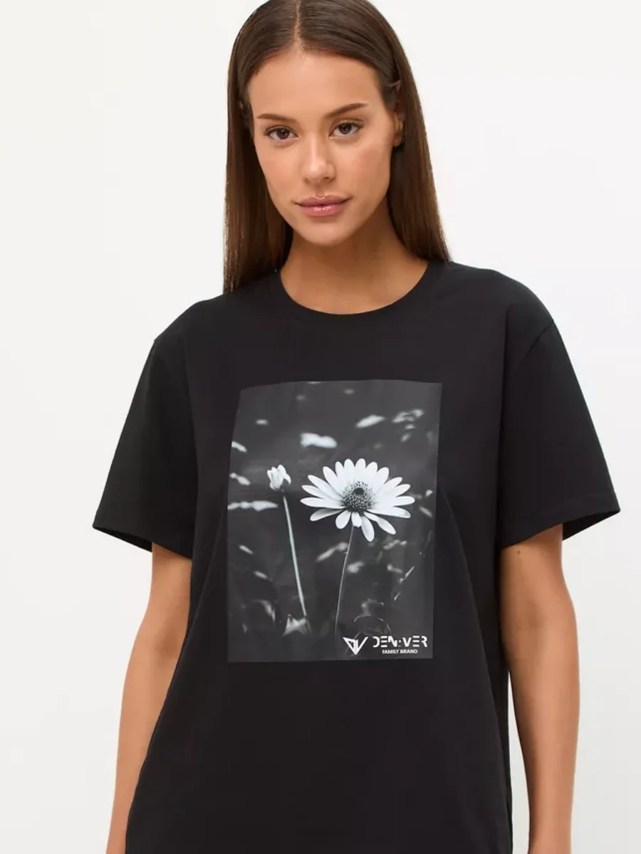 Реальное фото Футболка DEN.VER женская (кулирка) оверсайз, принт 2 ромашки черная ФМ-1-003 от магазина Спортев