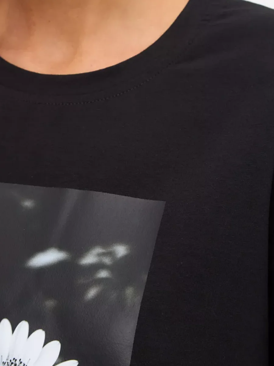 Реальное фото Футболка DEN.VER женская (кулирка) оверсайз, принт 2 ромашки черная ФМ-1-003 от магазина Спортев