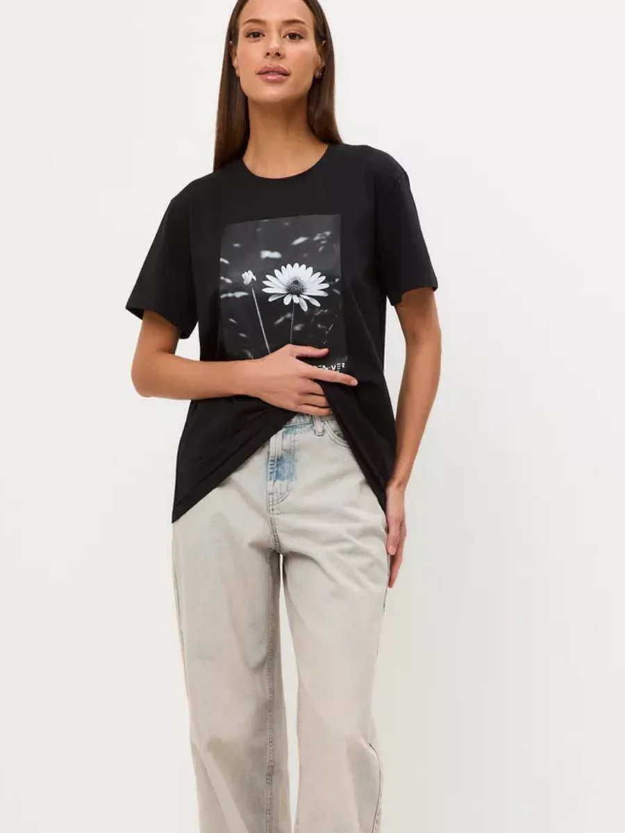 Реальное фото Футболка DEN.VER женская (кулирка) оверсайз, принт 2 ромашки черная ФМ-1-003 от магазина Спортев