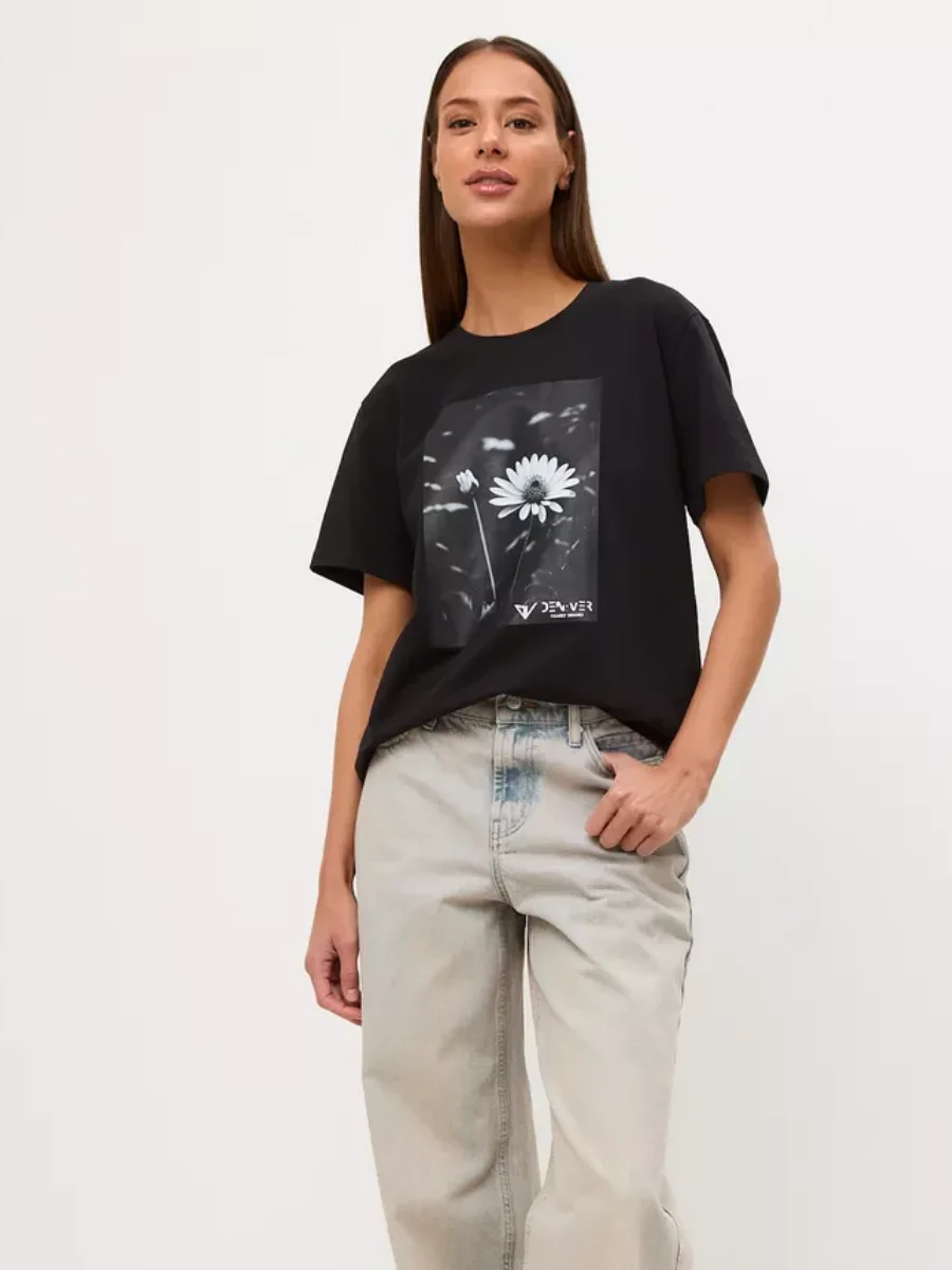 Реальное фото Футболка DEN.VER женская (кулирка) оверсайз, принт 2 ромашки черная ФМ-1-003 от магазина Спортев