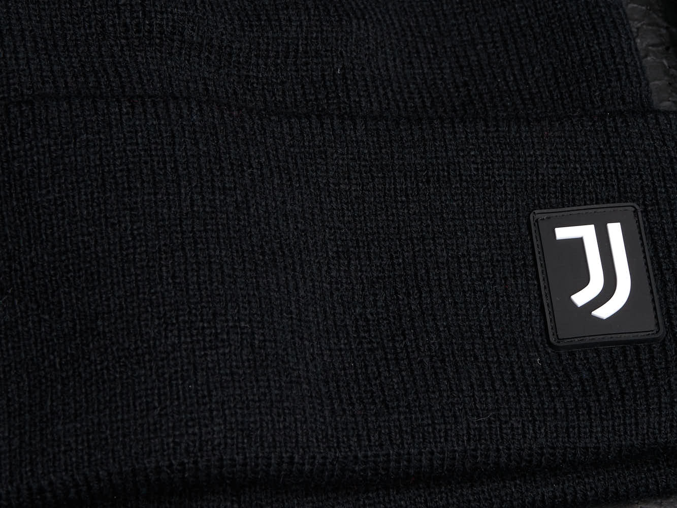 Реальное фото Шапка FC Juventus с помпоном полимерный шеврон черная р.55-58 37306 от магазина Спортев