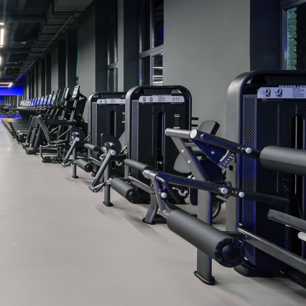 Реальное фото E7002JZ Разгибание ног сидя. Стек 135 кг от магазина Спортев