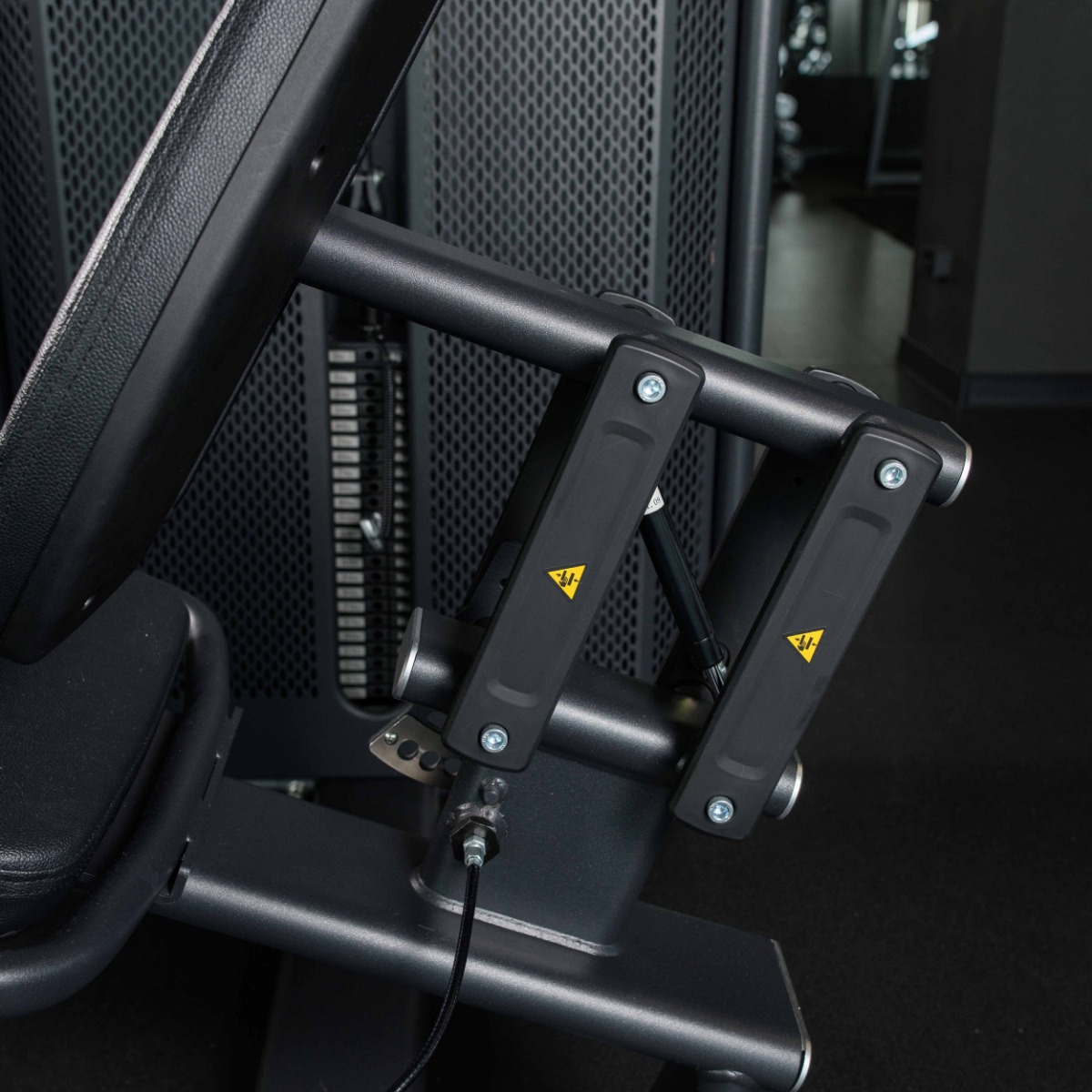 Реальное фото E7002JZ Разгибание ног сидя. Стек 135 кг от магазина Спортев